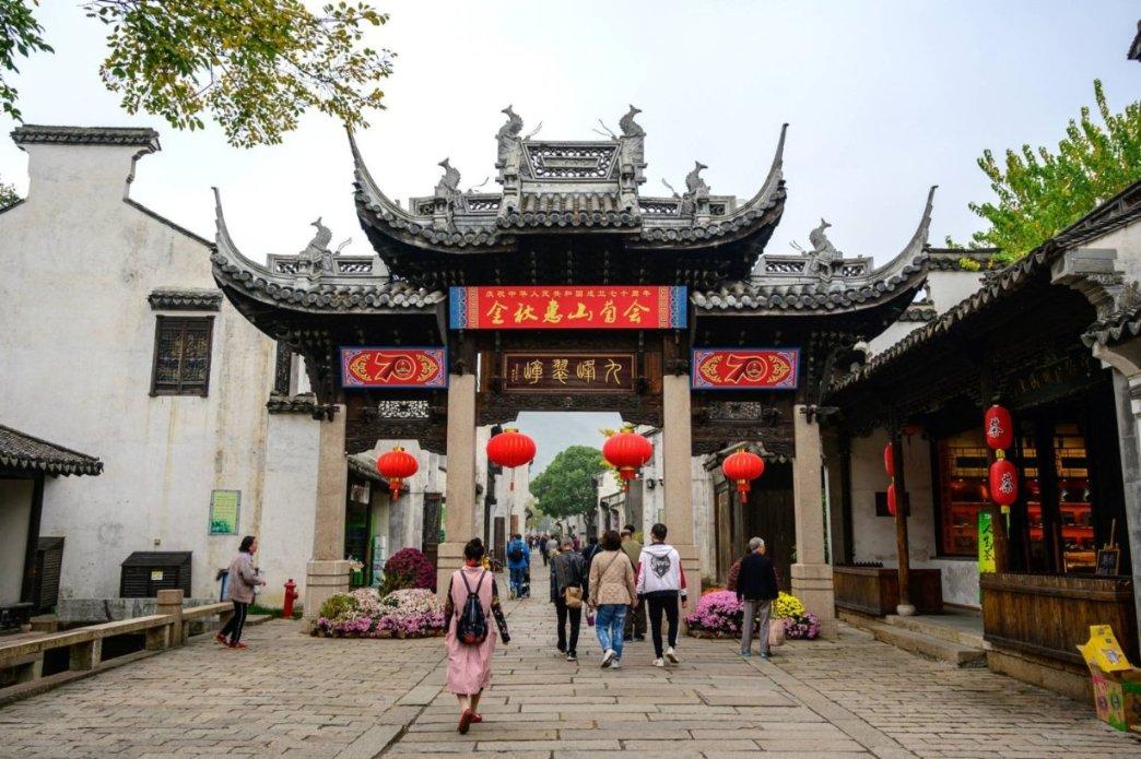 和坤赈灾时往白粥里放沙子,为何老百姓不骂他,反而称赞他?